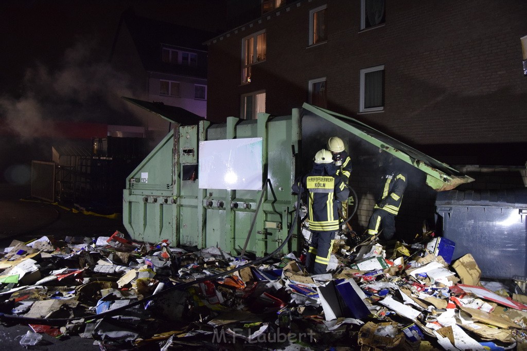 Feuer Papp Presscontainer Koeln Hoehenberg Bochumerstr P401.JPG - Miklos Laubert